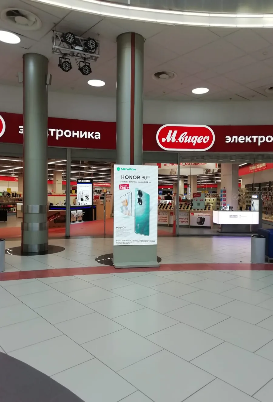 Digital-пилоны в атриуме торгового центра